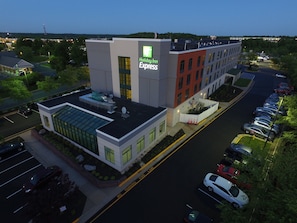 A Holiday Inn Express hotel with a parking lot and a road in front. - Holiday Inn Express Quantico - Stafford by IHG (Stafford)