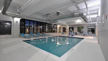 Piscina interna, espreguiçadeiras