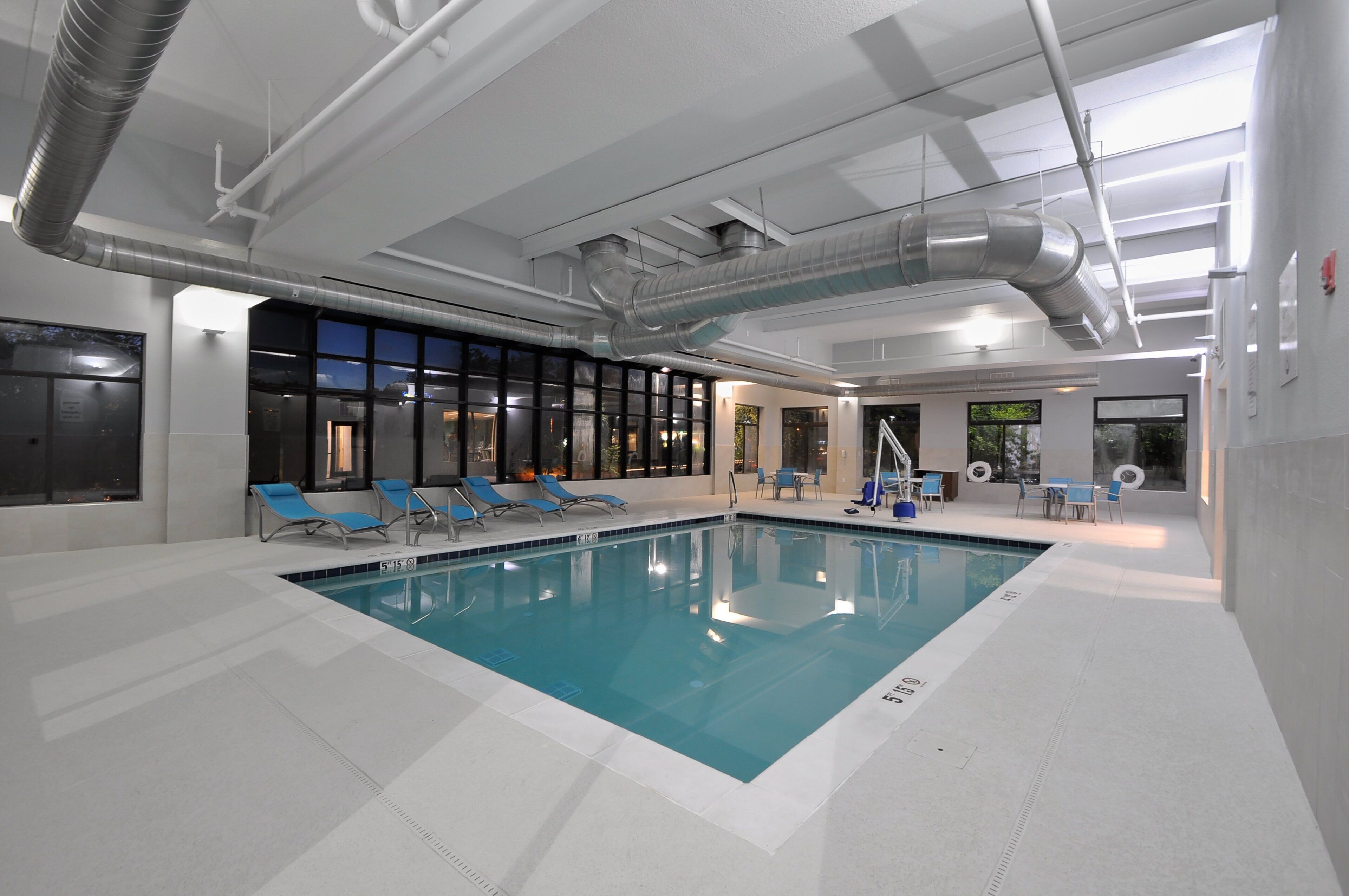 Una piscina cubierta, tumbonas