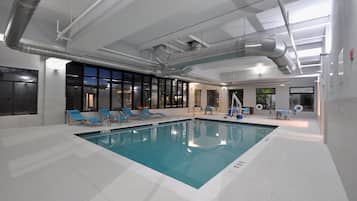 Una piscina cubierta, tumbonas
