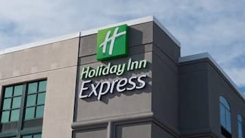 Un letrero de Holiday Inn Express en un edificio.