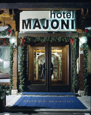 Entrada de un hotel con un letrero que dice "hotel MAJONI".