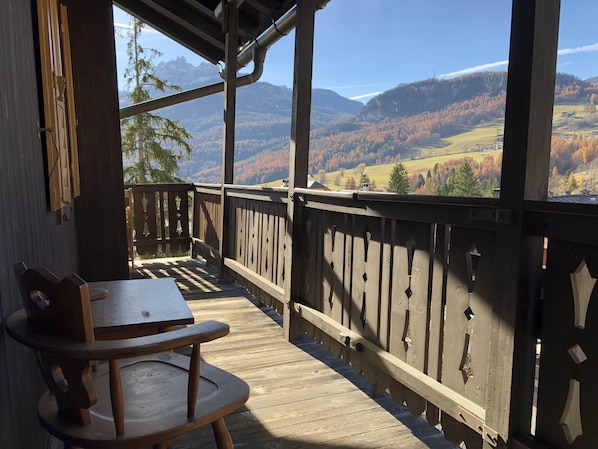 Camera panoramica con letto matrimoniale o 2 letti singoli, balcone, vista montagna | Vista balcone