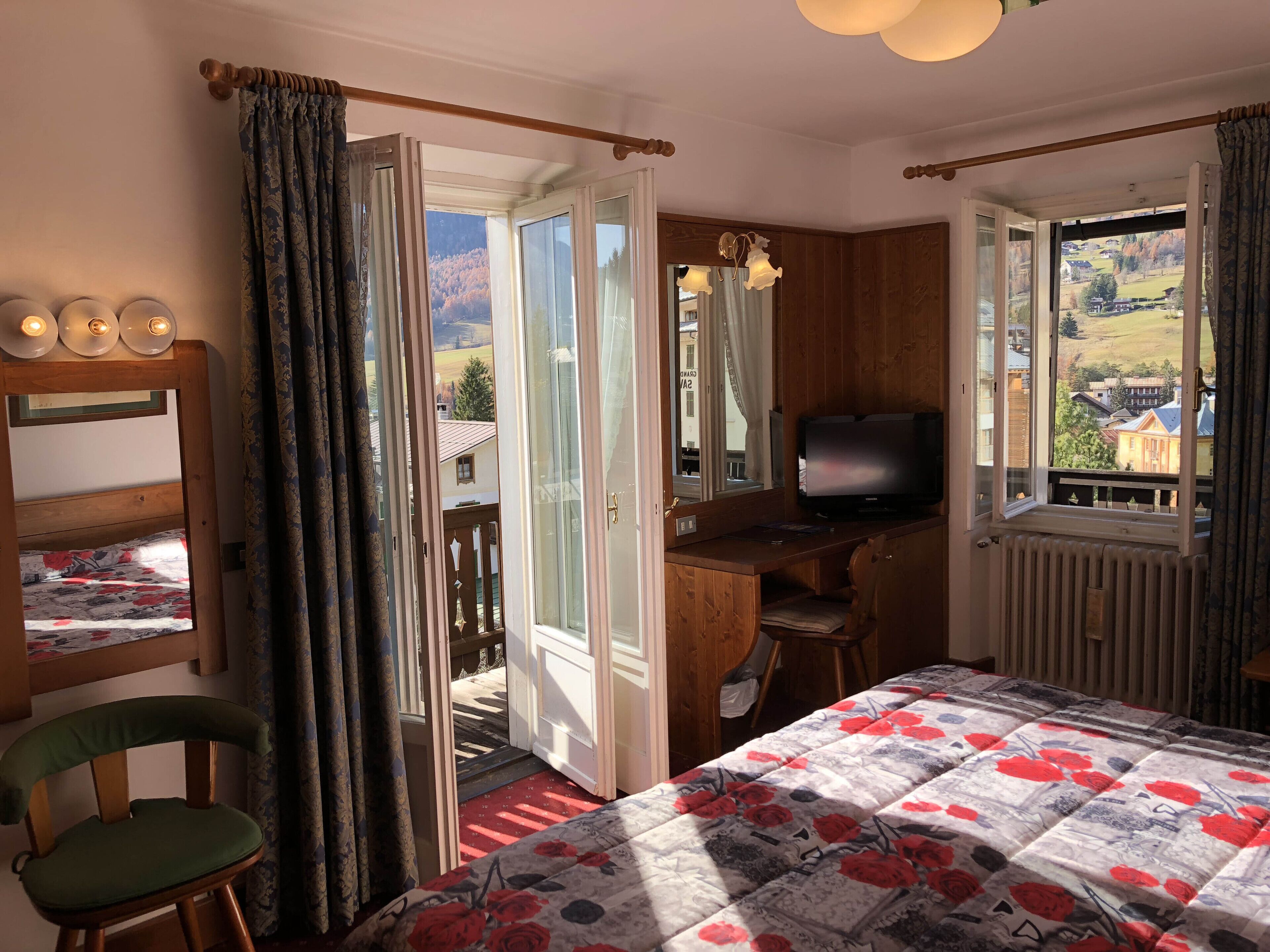 Panoramic dubbelrum eller tvåbäddsrum - balkong - utsikt mot bergen | Minibar, värdeförvaringsskåp på rummet, barnsängar och gratis wi-fi