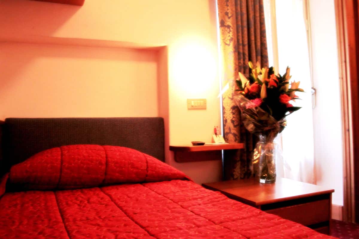Minibar, safe på rommet, barnesenger og wi-fi (inkludert)