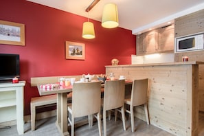 Apartment 7 people - 2 bedrooms + 1 sleeping alcove - Standard | In-room dining
