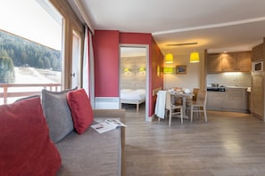 Departamento estándar | Sala de estar | Televisión de pantalla plana