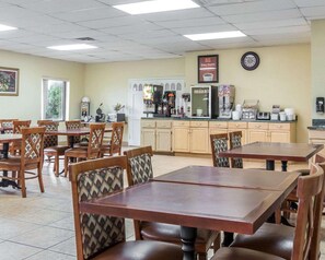 Free continental breakfast  - Econo Lodge Dalton West (Dalton)