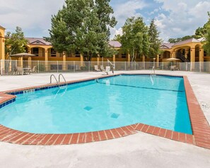 Pool - Econo Lodge Dalton West (Dalton)