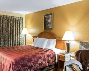 Fer et planche à repasser, lits bébé (gratuits), draps fournis