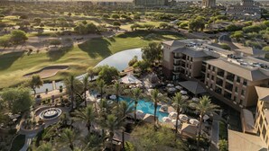 A resort with a swimming pool, palm trees, and a golf course. - The Westin Kierland Villas, Scottsdale (Scottsdale)
