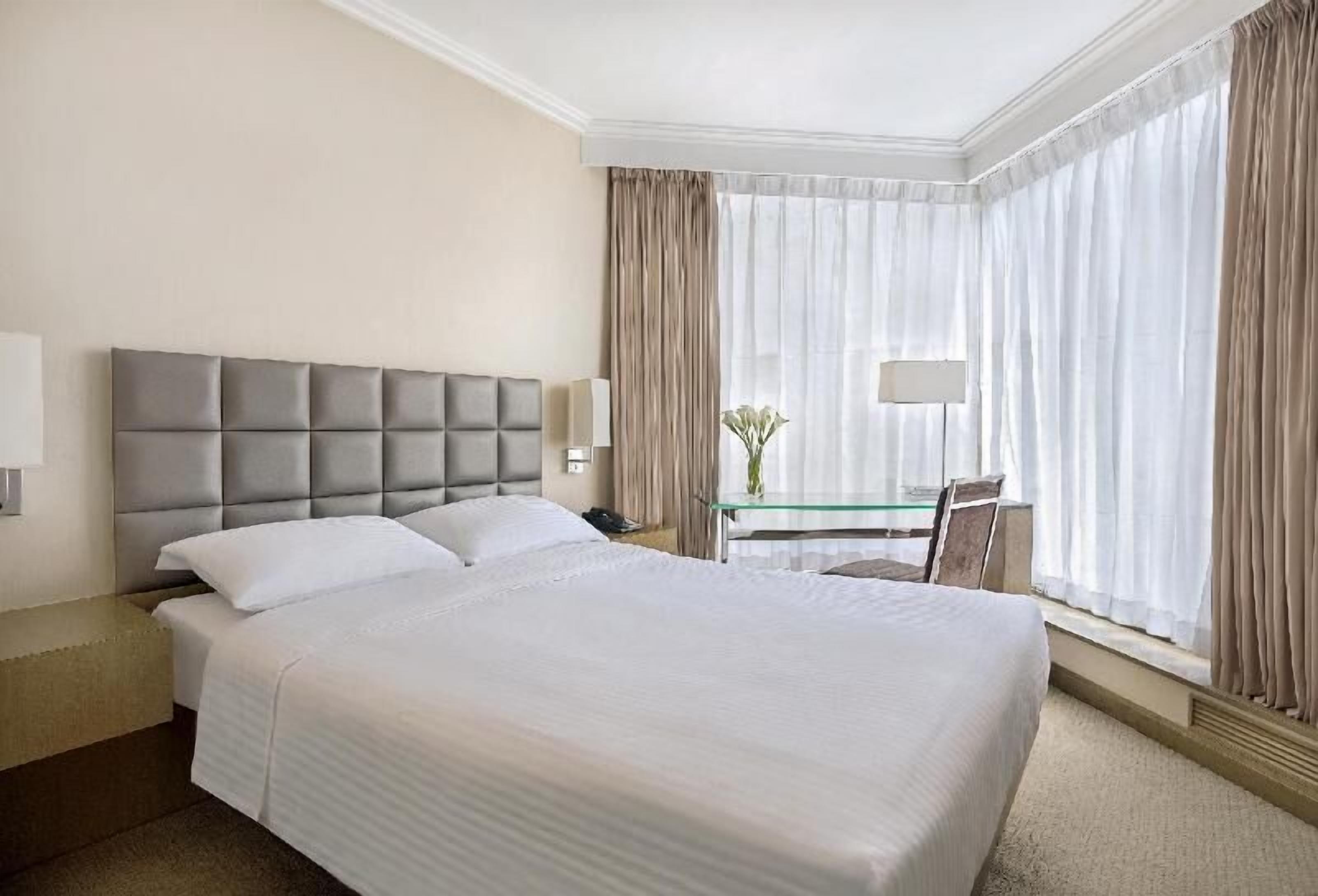 Minibar, brankas, meja kerja, dan ruang kerja ramah laptop