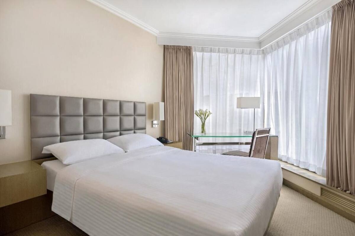 Minibar, brankas, meja kerja, dan ruang kerja ramah laptop