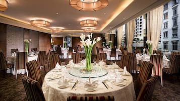 3 restaurants; breakfast, lunch, and dinner served
