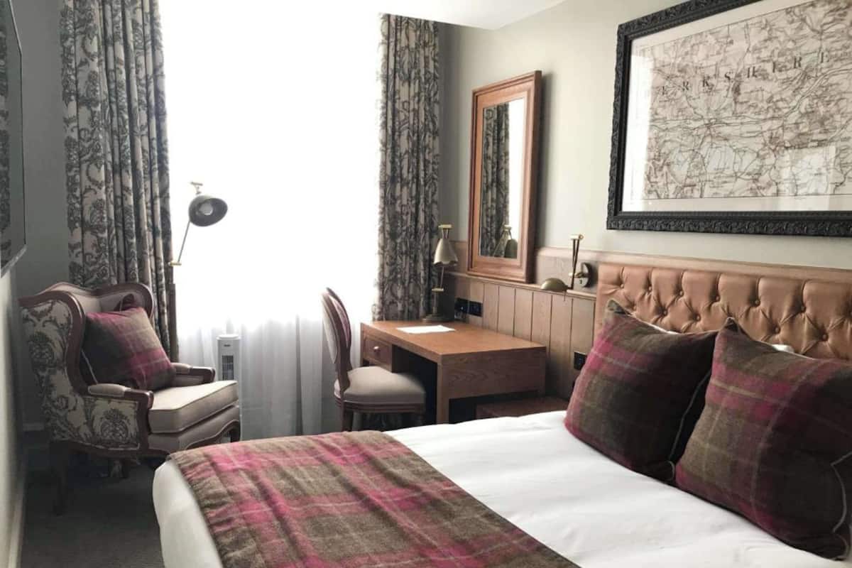 Deluxe Suite | Premium bedding, down comforters, desk, iron/ironing board