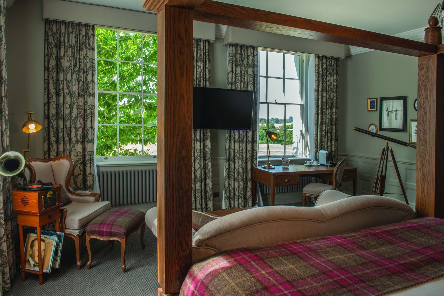 Premium bedding, down duvets, desk, iron/ironing board