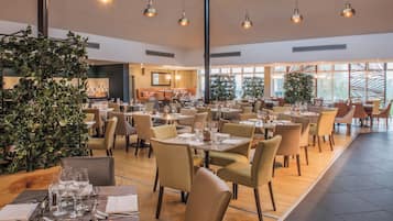 Sarapan prasmanan setiap hari (GBP 19.95 per orang)