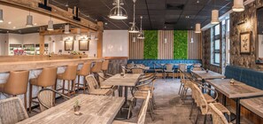 2 restaurants servant le petit déjeuner et le dîner