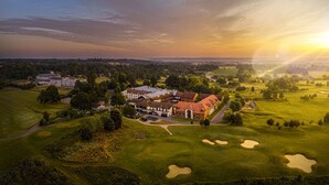 A golf course with a clubhouse and residential buildings. - De Vere Wokefield Estate (Reading)