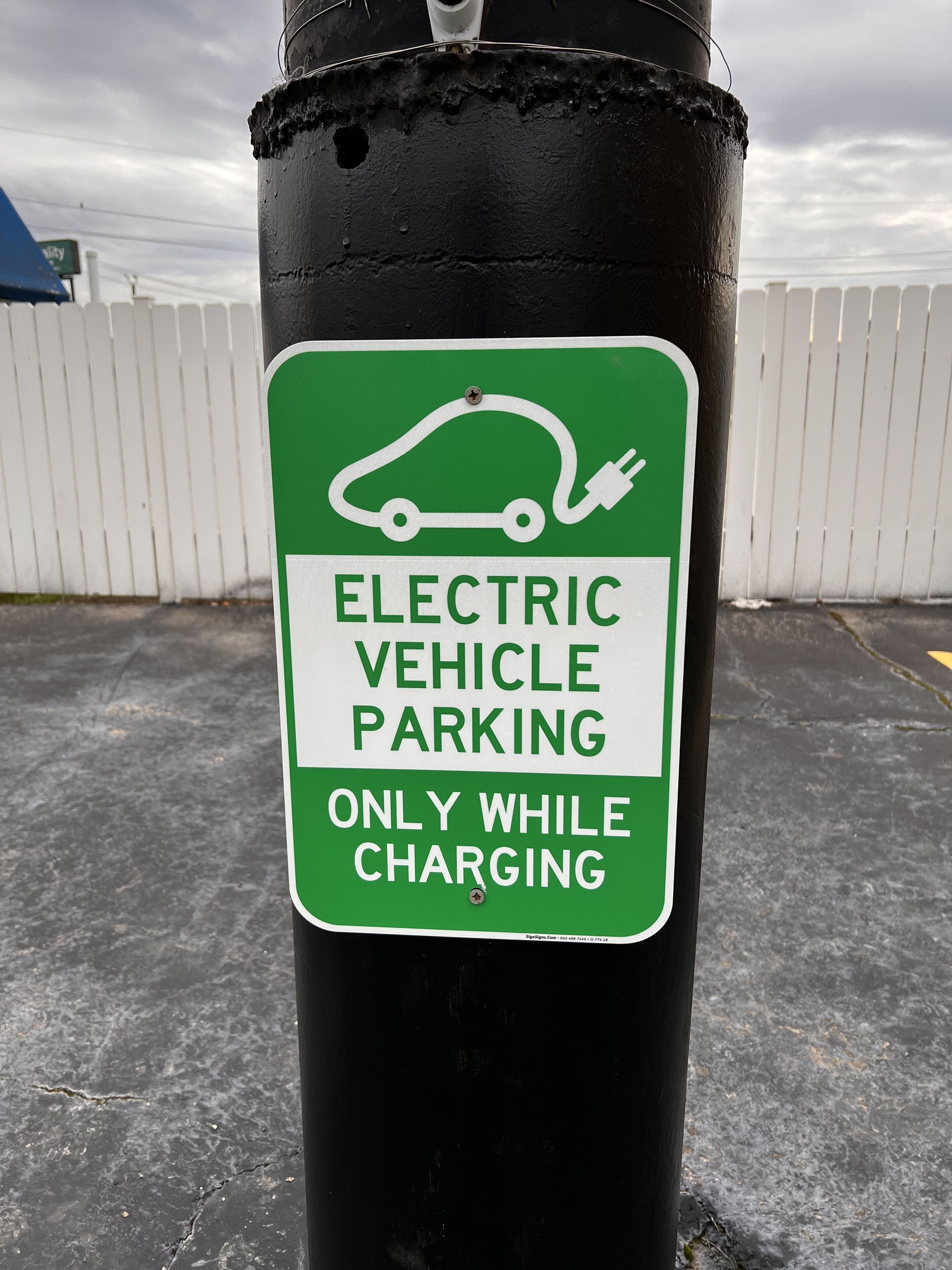 Señal que indica que el estacionamiento para vehículos eléctricos solo está permitido durante la carga.