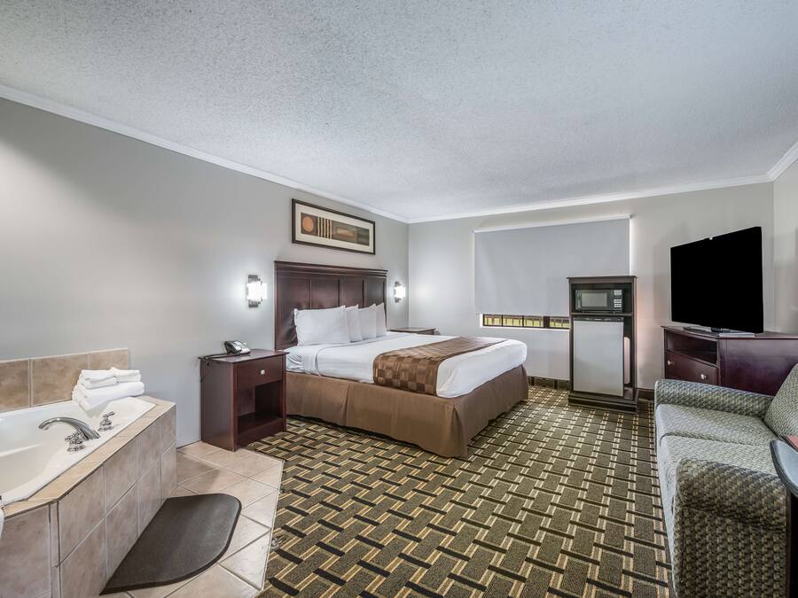 Suite, 1 King Bed, Smoking (Jacuzzi) | Bathroom