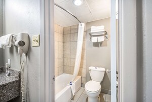 Ducha y bañera combinadas y bañera profunda