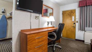 Skrivebord, strykejern/-brett, wi-fi (inkludert) og sengetøy