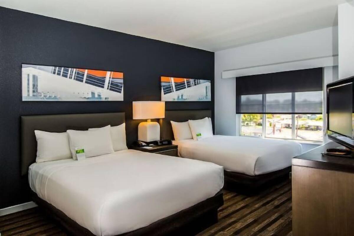 Premium bedding, in-room safe, desk, blackout drapes