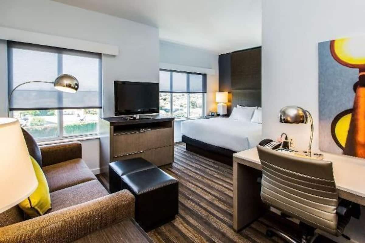 Hochwertige Bettwaren, Zimmersafe, Schreibtisch, Verdunkelungsvorhänge