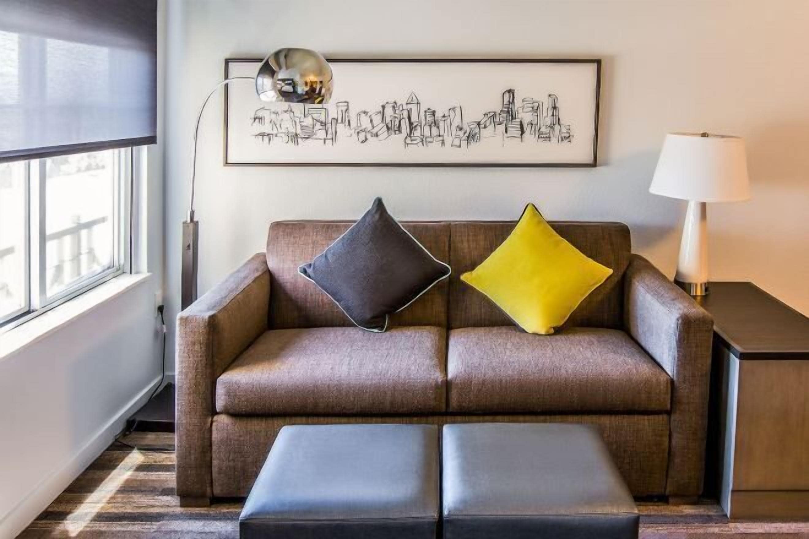 32-英寸纯平电视（配备有线频道）、电视、iPod 基座