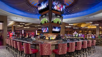 8 bars/lounges