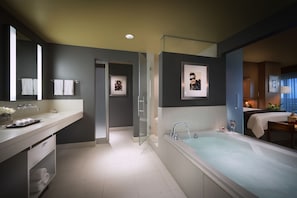 Douche, articles de toilette griffés, séchoir à cheveux, peignoirs