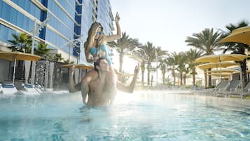 3 piscinas externas, funciona das 8h às 20h, barracas, guarda-sóis