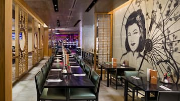 9 restaurants, lunch, dinner served; American cuisine