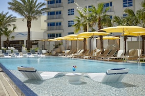 3 piscines extérieures, cabanas (supplément), parasols