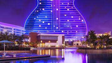Un hotel con una gran estructura iluminada con forma de guitarra.