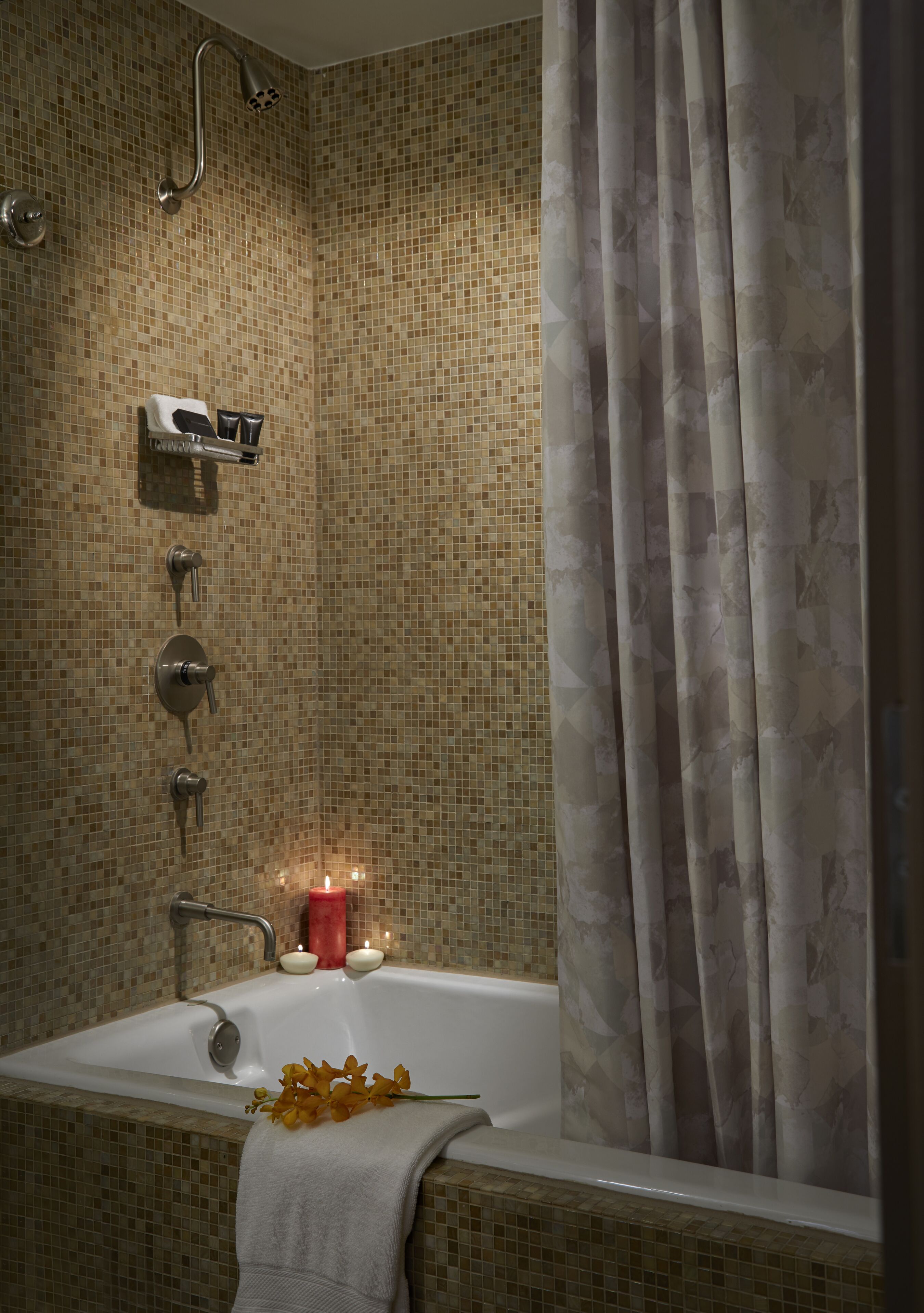 Ein Badezimmer mit Badewanne, Dusche und Fliesen.