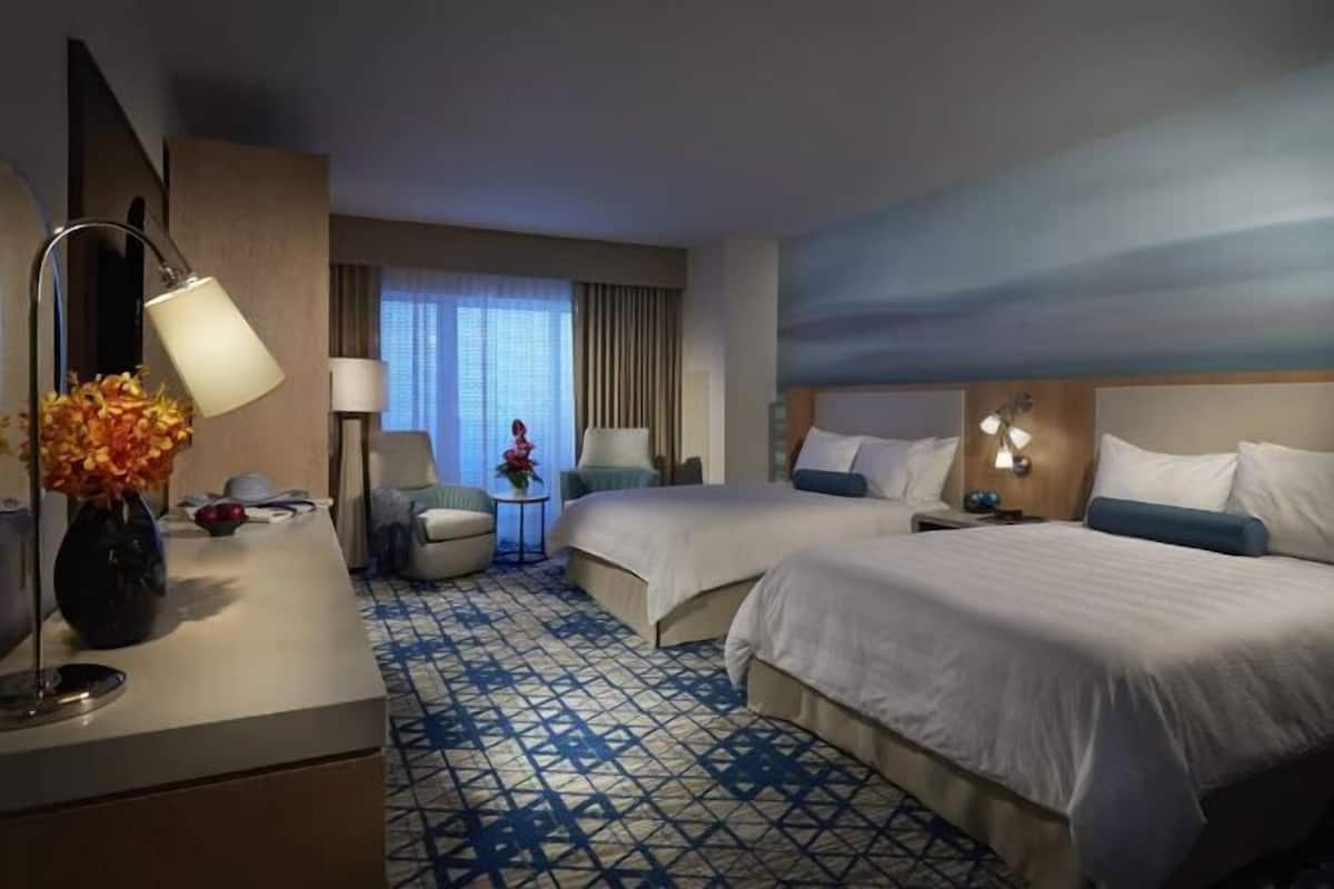 Bộ đồ giường cao cấp, nệm có lớp đệm bông, két bảo mật tại phòng