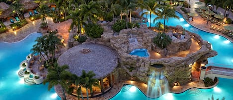 3 座室外游泳池,提供遮陽小屋 (付費)和泳池遮陽傘