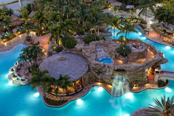 3 piscinas al aire libre, camas de piscina con cargo, sombrillas