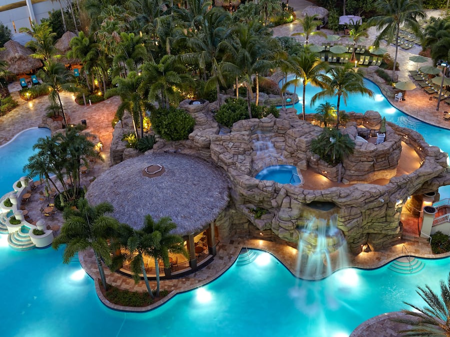 3 utomhuspooler, cabanor (tillÀggsavgift) och parasoller