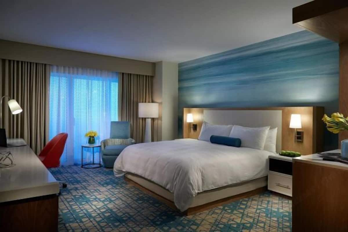 Bộ đồ giường cao cấp, nệm có lớp đệm bông, két bảo mật tại phòng