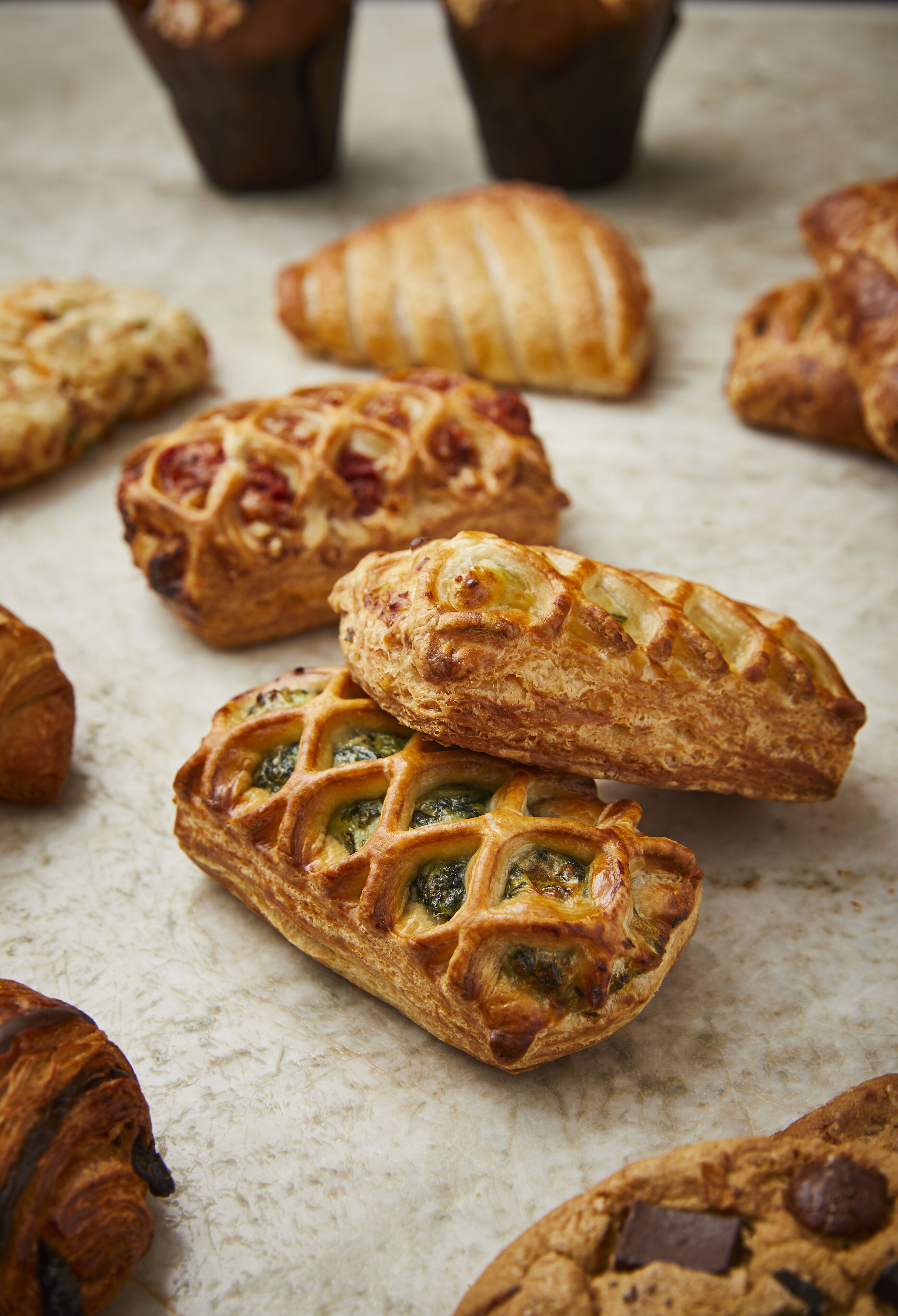 Diverse gebakjes op een marmeren oppervlak.