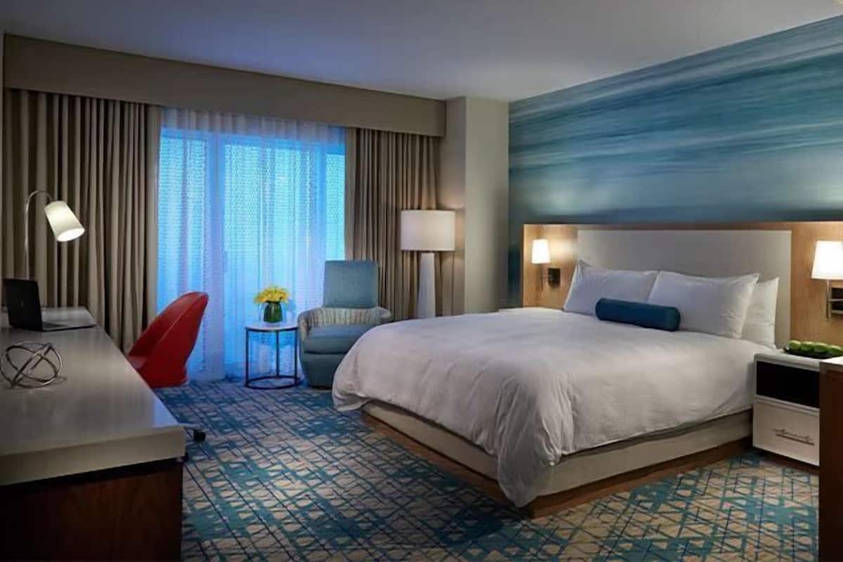 Bộ đồ giường cao cấp, nệm có lớp đệm bông, két bảo mật tại phòng