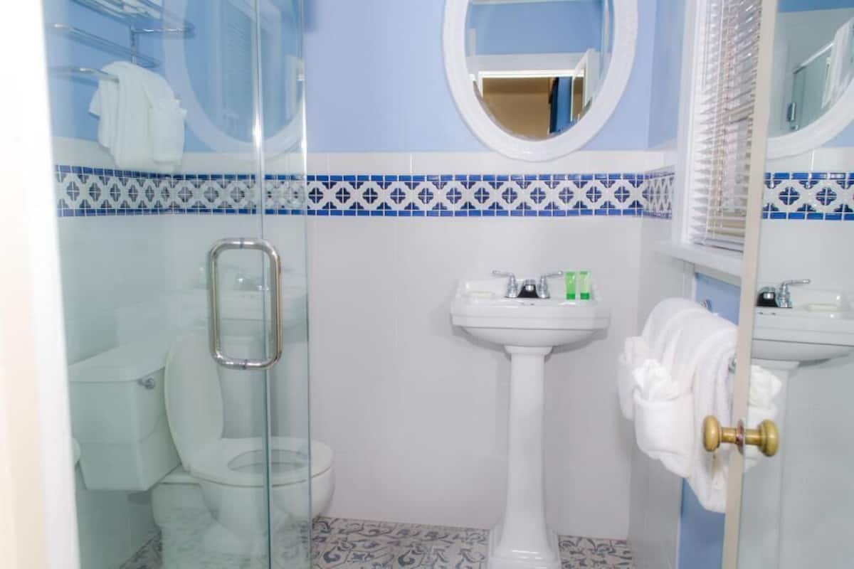 Phòng tắm | Buồng tắm vòi sen, đồ dùng nhà tắm miễn phí, máy sấy tóc, khăn tắm 