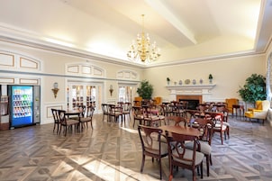 Área de estar no saguão