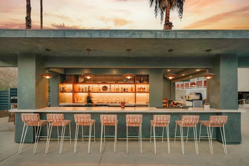 Bar en bord de piscine