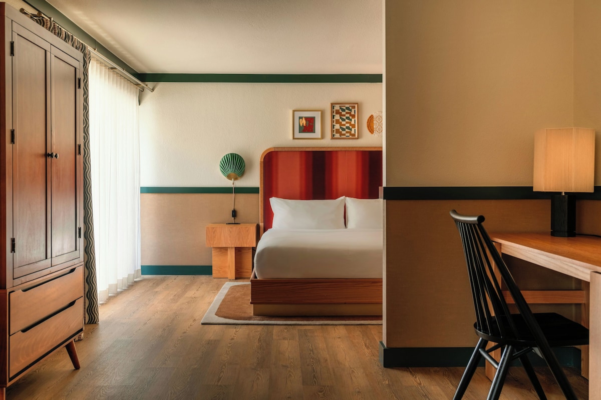 Suite, 1 très grand lit (Magick Suite with Landscape Views) | Bureau, accès au Wi-Fi (inclus), literie fournie
