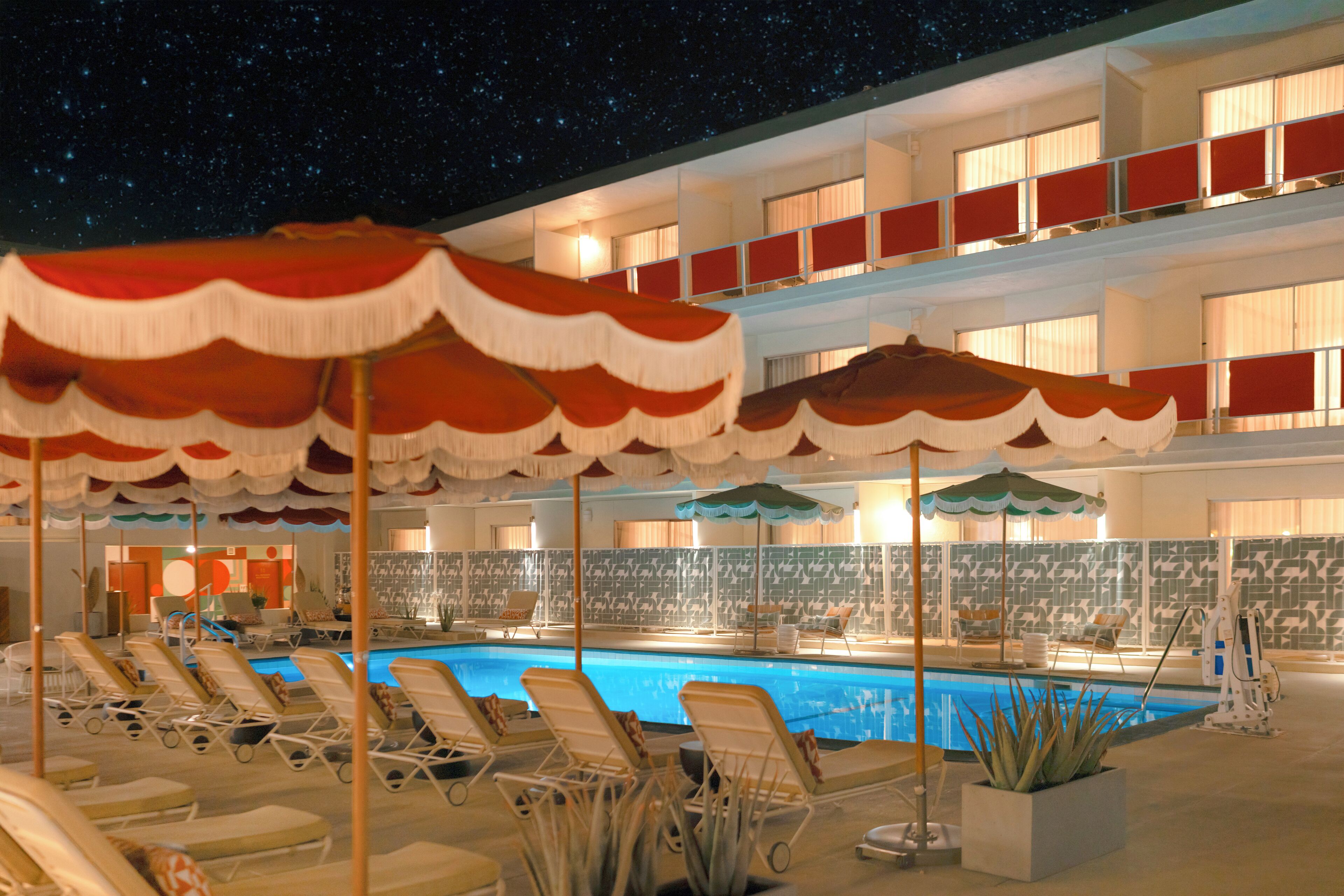 Piscina all'aperto, cabanas (a pagamento), ombrelloni da piscina