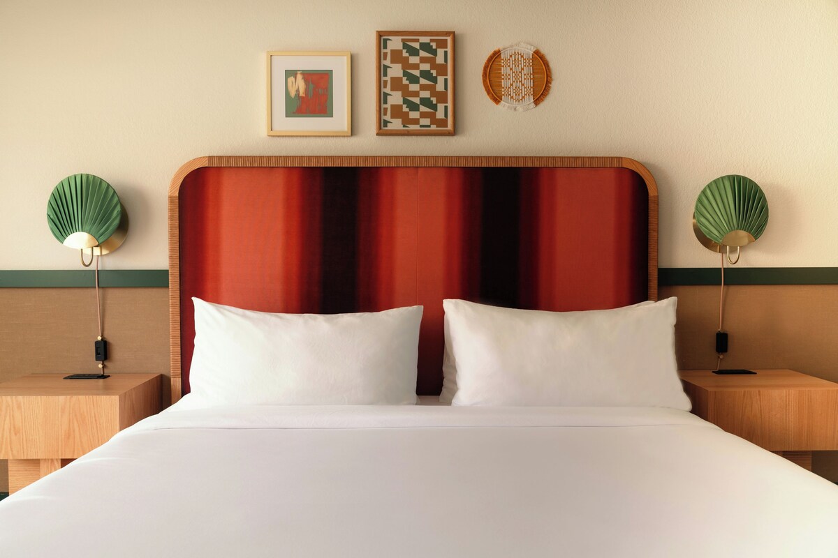 Chambre, 1 très grand lit, vue sur la piscine, au bord de la piscine | Piscine | Piscine extérieure, acc ès possible de 8 h à 22 h, cabanas (supplément)
